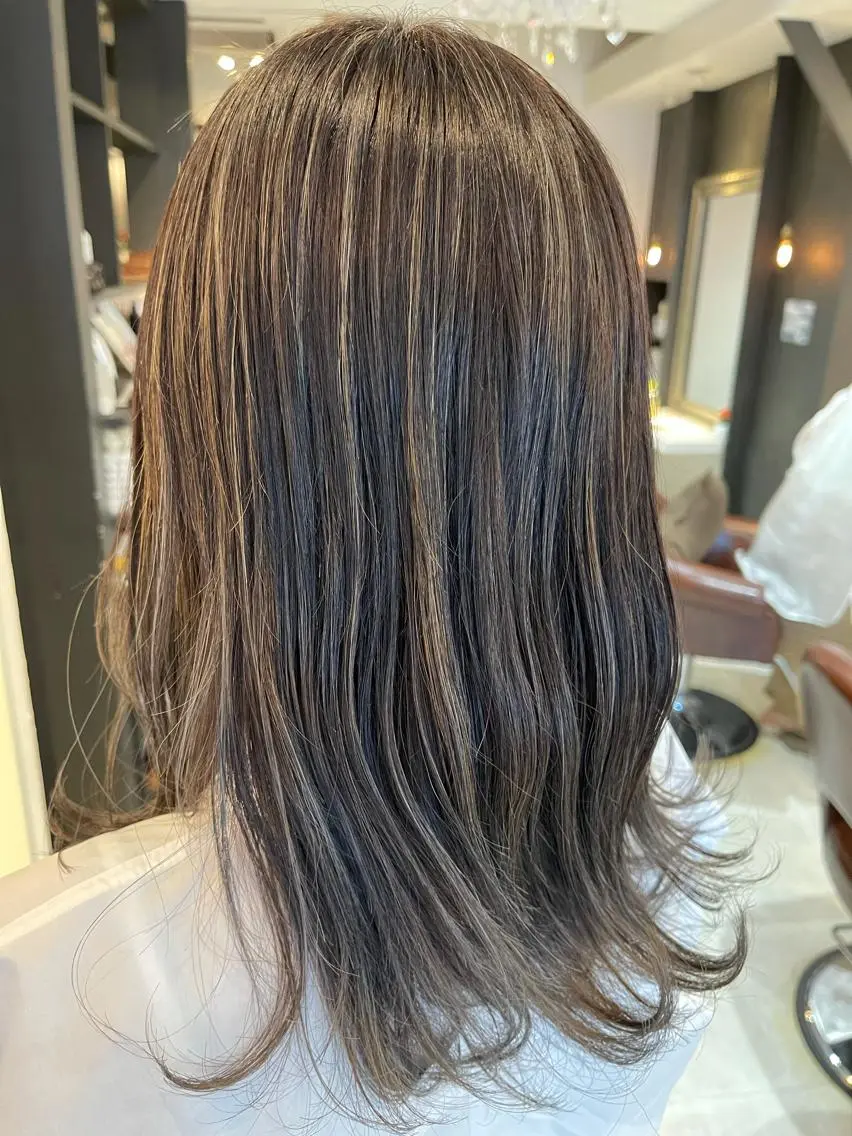セミロング カラー アッシュ ベージュカラー ハイライトカラー ハイライト ヘアカラー トリートメント Avery SHINのヘアスタイル
