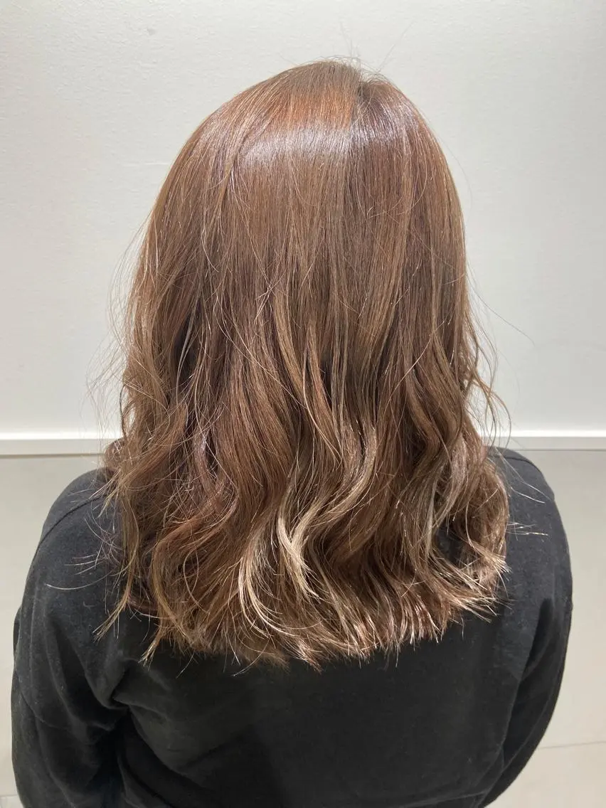 ミディアム カラー 小栗 麻衣のヘアスタイル