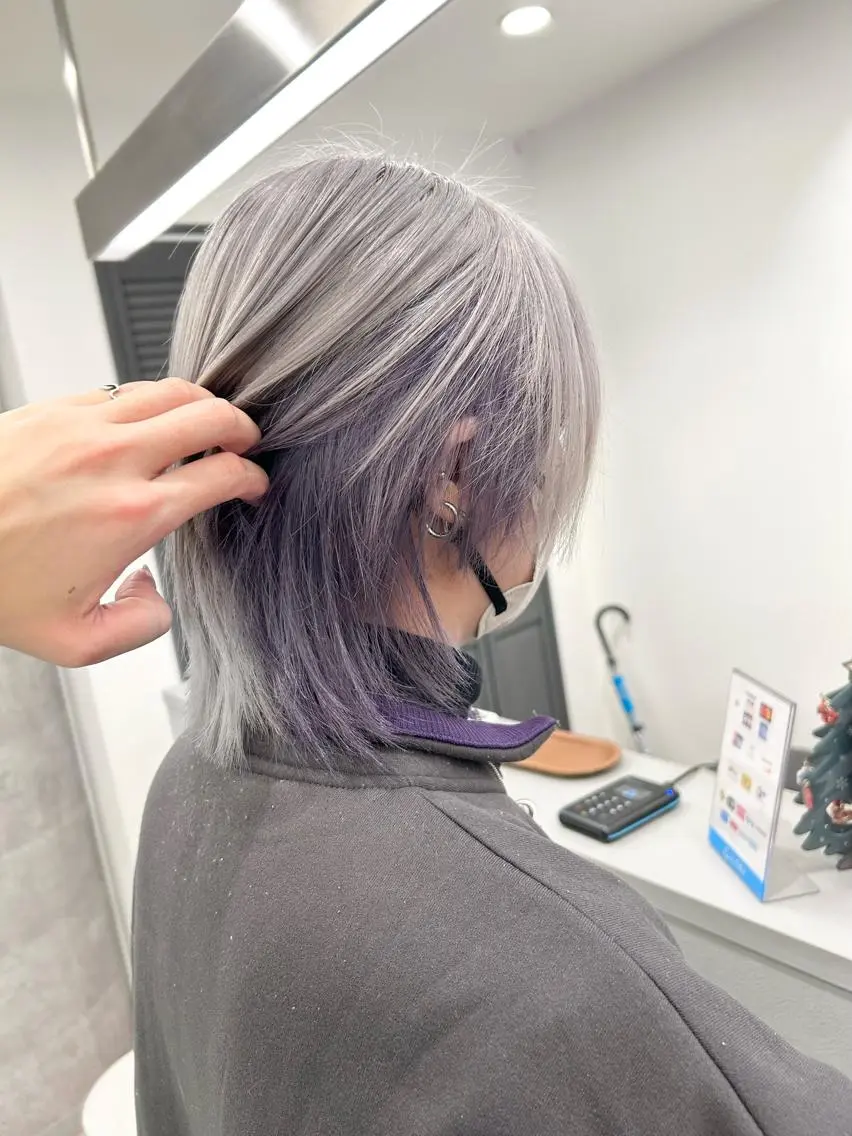 ショート カラー インナーカラー シルバー バイオレットカラー ヘアカラー ハイトーン特化サロン 🍑momo🍑のヘアスタイル