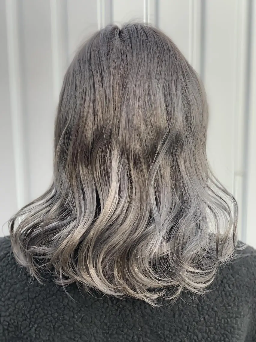 ミディアム カラー パーマ アッシュ バレイヤージュ ブリーチ ブルーカラー ブルーアッシュ 大間 礼真のヘアスタイル