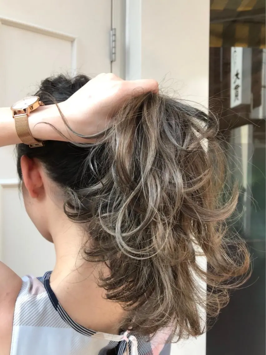 ロング カラー グラデーションカラー グレージュ シルバー シルバーグレージュ Blanco Color&Careのヘアスタイル