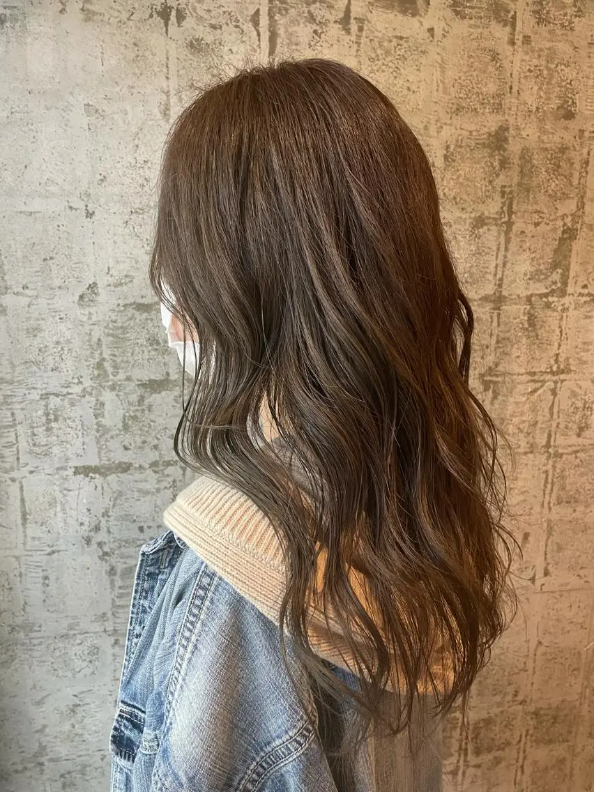 ロング ラベンダーベージュ ZAZA ASAMIのヘアスタイル