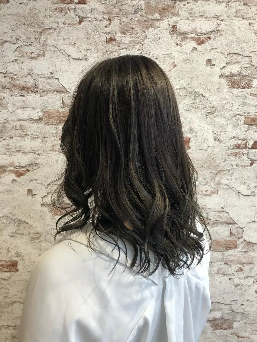 セミロング アッシュ 顔周りカット ハイライト 🫧髪質改善艶カラー _マエダ 🫧のヘアスタイル