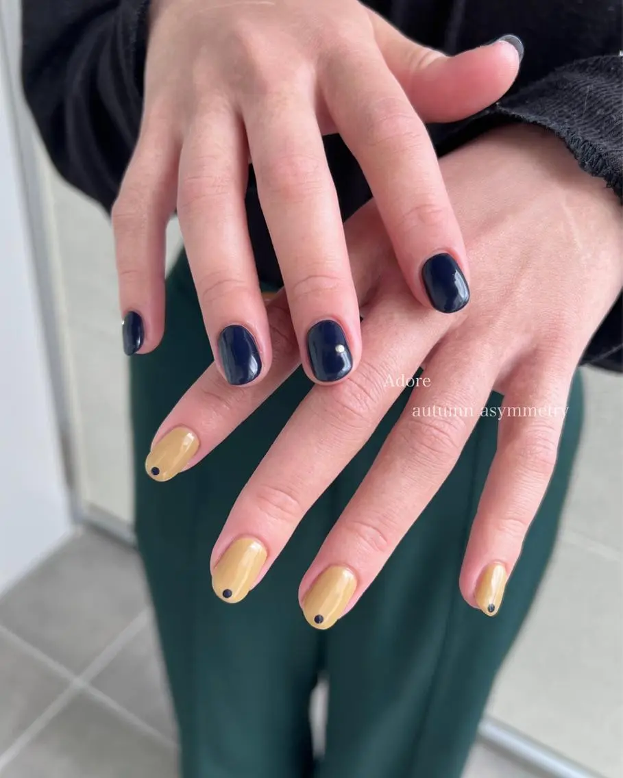 ネイル ドット ネイビー ワンカラーネイル シンプルネイル 冬ネイル ハンドネイル Nail Adore.のネイルデザイン