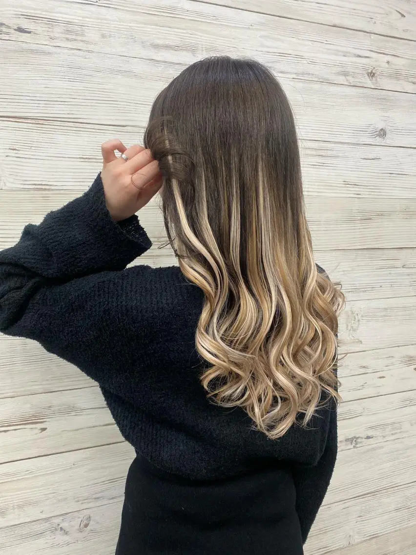 セミロング カラー ヘアアレンジ アイブロウ ショートボブ 編み込みエクステ シールエクステ セミロングパーマ バレイヤージュ LAVENDIA 初音のヘアスタイル
