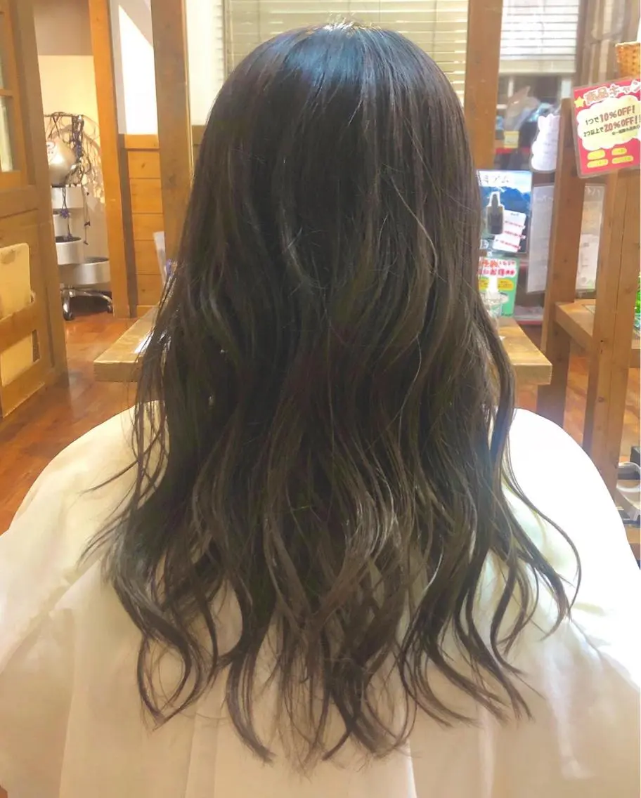 ロング アッシュ 氷見 早祐香のヘアスタイル
