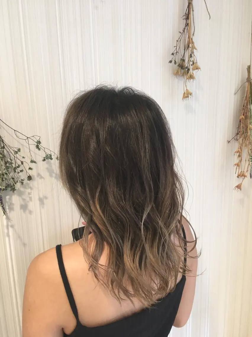 セミロング カラー グラデーションカラー グレージュ ヘアカラー トリートメント ハイトーン/ブリーチ 山崎 悠次のヘアスタイル