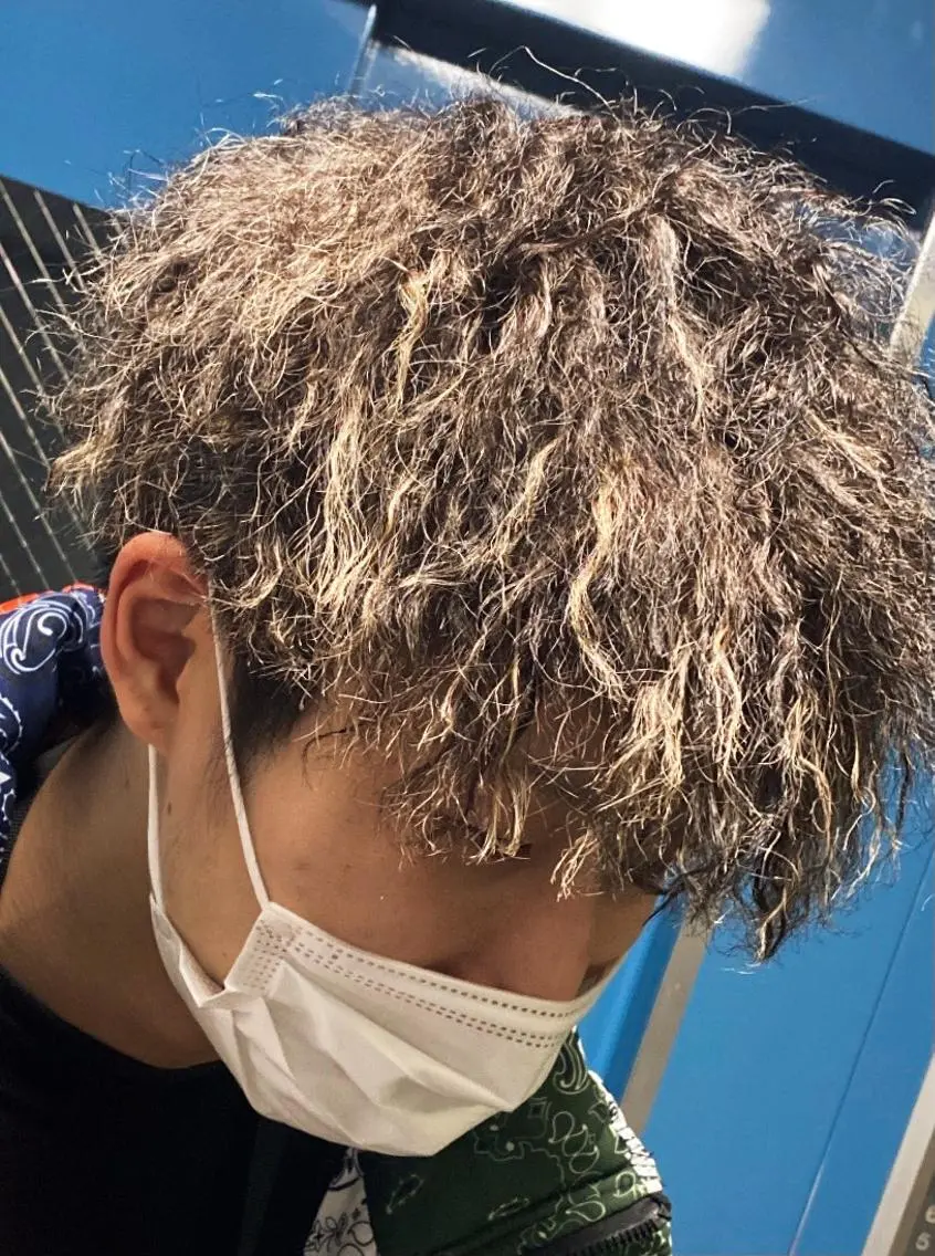 カラー パーマ メンズ メンズハイライト ハイライトカラー カット ヘアカラー トリートメント Sherry大国町 HIKARUのヘアスタイル