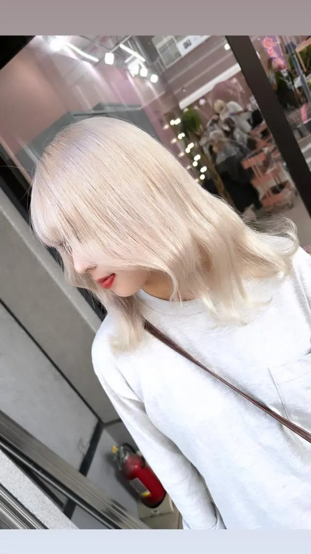 セミロング カラー 町田ブリーチデザイン 🌈MANATOのヘアスタイル