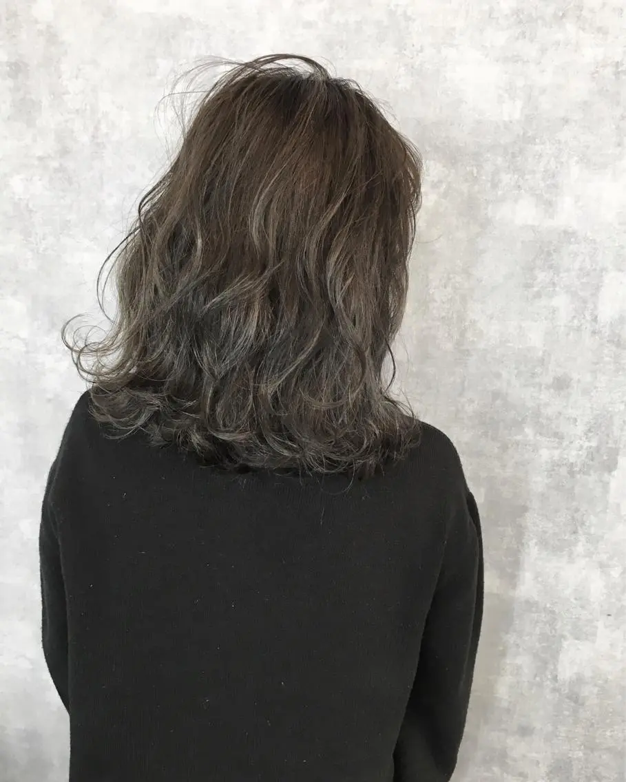 ミディアム カラー グレージュ ハイライトカラー ハイライト レイヤーカット BLend 渋谷のヘアスタイル