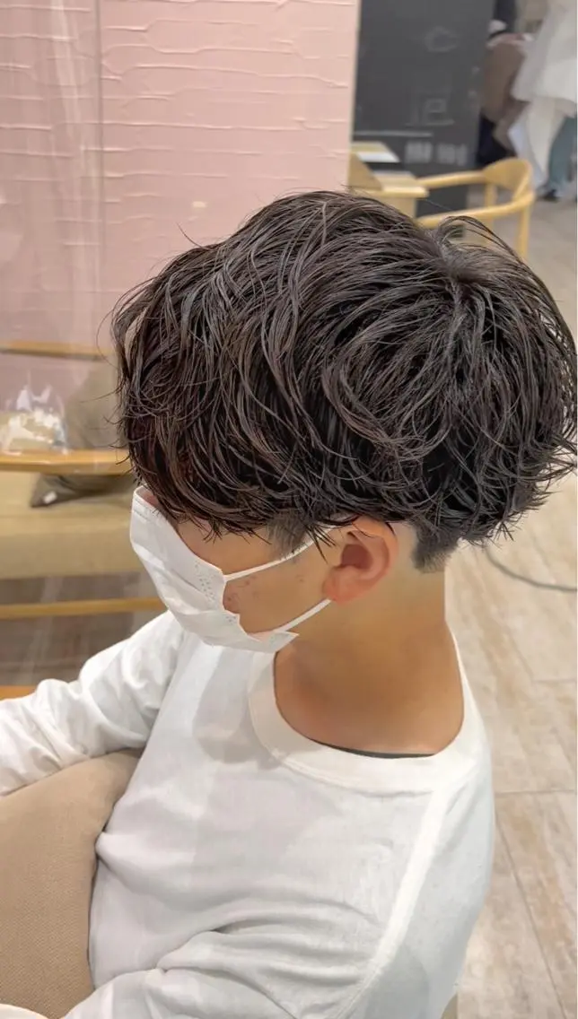ショート パーマ メンズ メンズブリーチ センターパート フェードカット メンズハイライト メンズハイトーン カット パーマ ヘアセット メンズStylist 山根慧のヘアスタイル