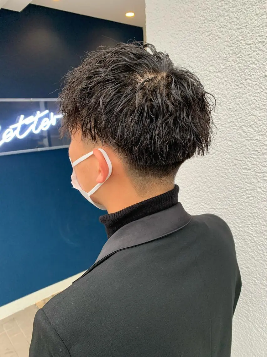 ショート パーマ ヘアアレンジ メンズ メンズパーマ メンズツイストパーマ ツイストスパイラルパーマ 刈り上げ ショートヘア メンズパーマ職人 加藤 弘貴のヘアスタイル