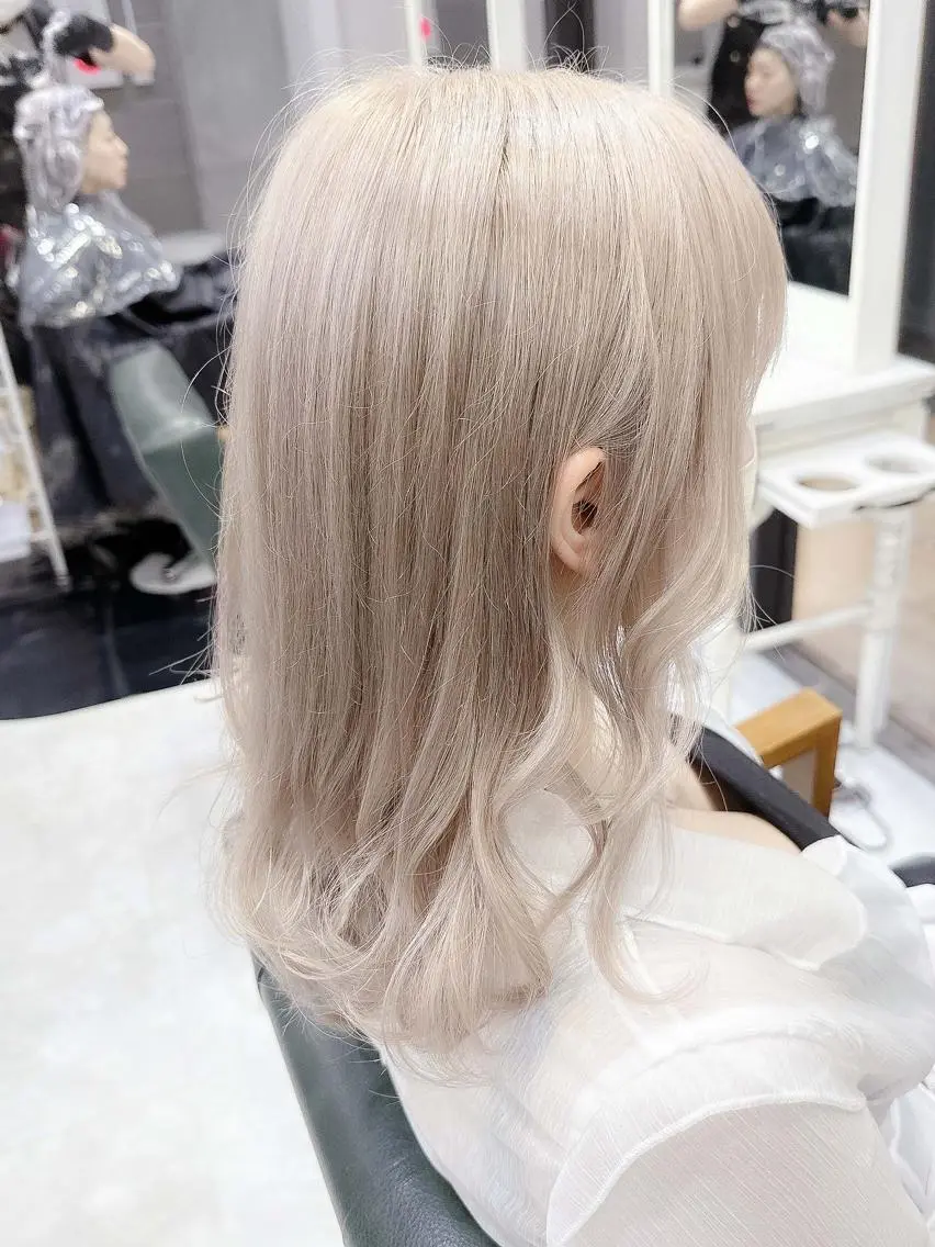セミロング カラー ヘアアレンジ ブリーチ ケアブリーチ 透明感カラー デザインカラー ハイトーンカラー Days 透明感カラーのヘアスタイル