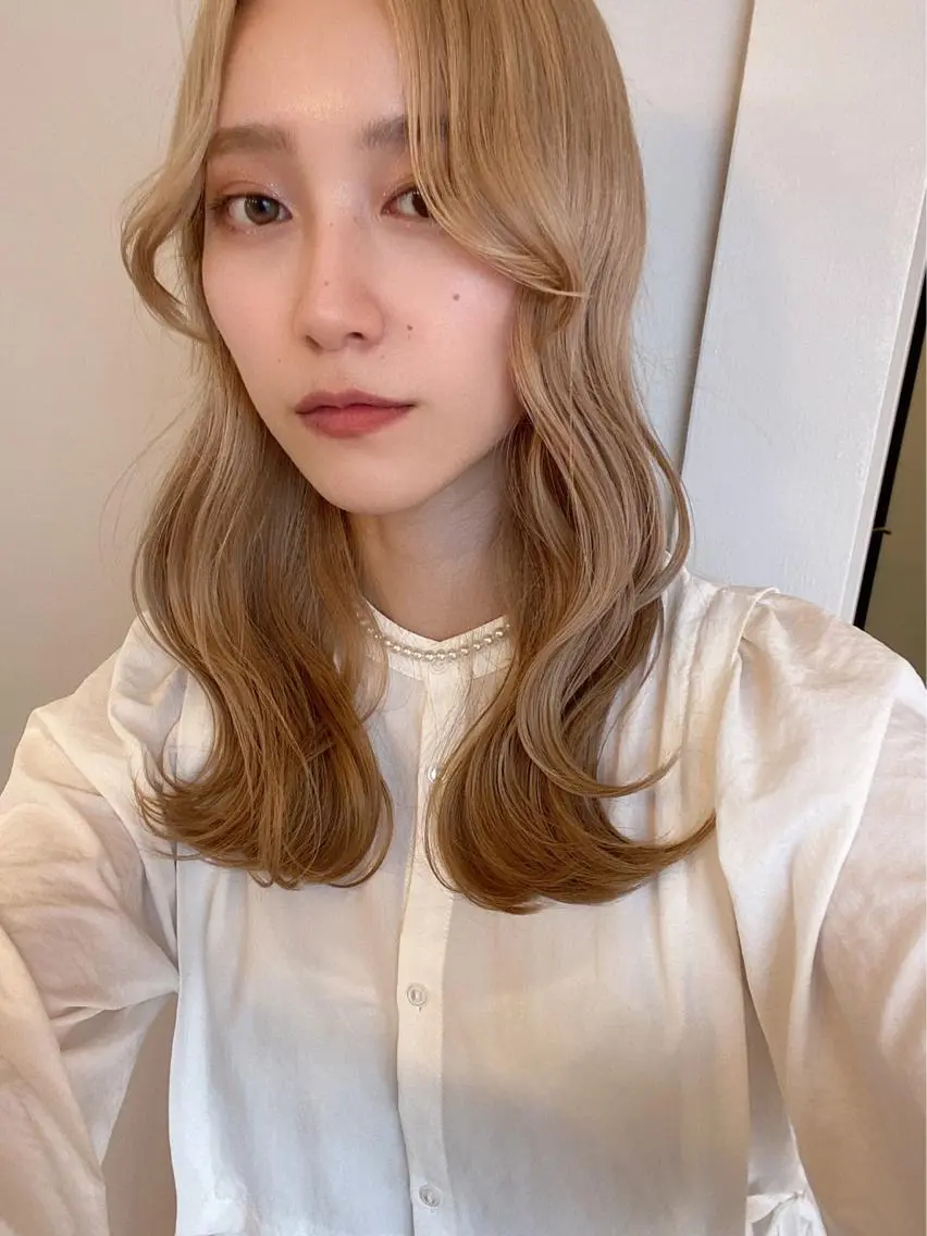 ロング カラー ヘアアレンジ ベージュカラー くびれヘア ロング ワンホンヘア 韓国ヘア🖤 YURINAのヘアスタイル