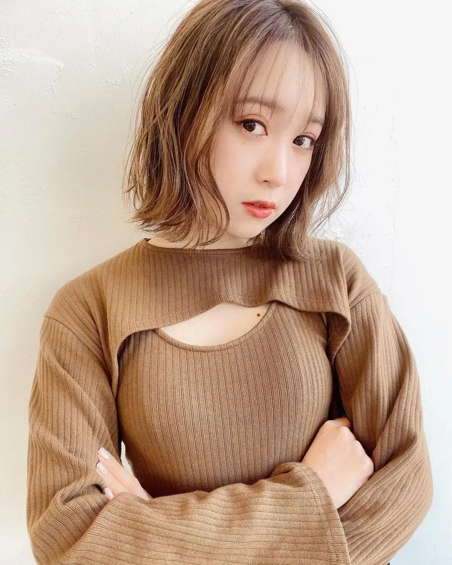 ミディアム レイヤーカット 外ハネヘア 鎌倉 彩のヘアスタイル