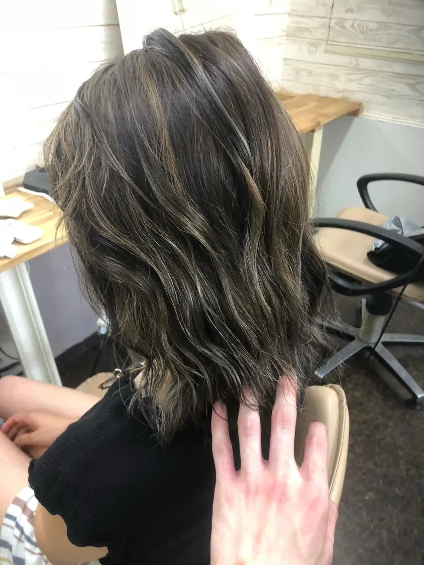 ミディアム カラー パーマ ヘアアレンジ バレイヤージュ ハイライトカラー 外国人風カラー ハイライト レイヤーカット 枝毛カット&髪質改善 満足NO.1岡しゃんのヘアスタイル