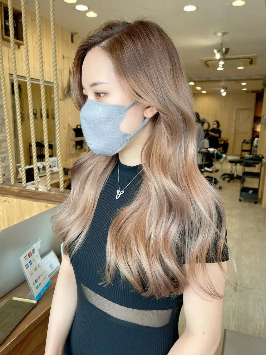 セミロング 韓国レイヤー外国人風 透明感カラー髪質改善のヘアスタイル
