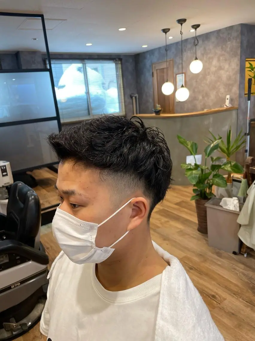 ミディアム パーマ メンズ ミディアムパーマ フェードカット メンズパーマ スキンフェード 米田 大和のヘアスタイル
