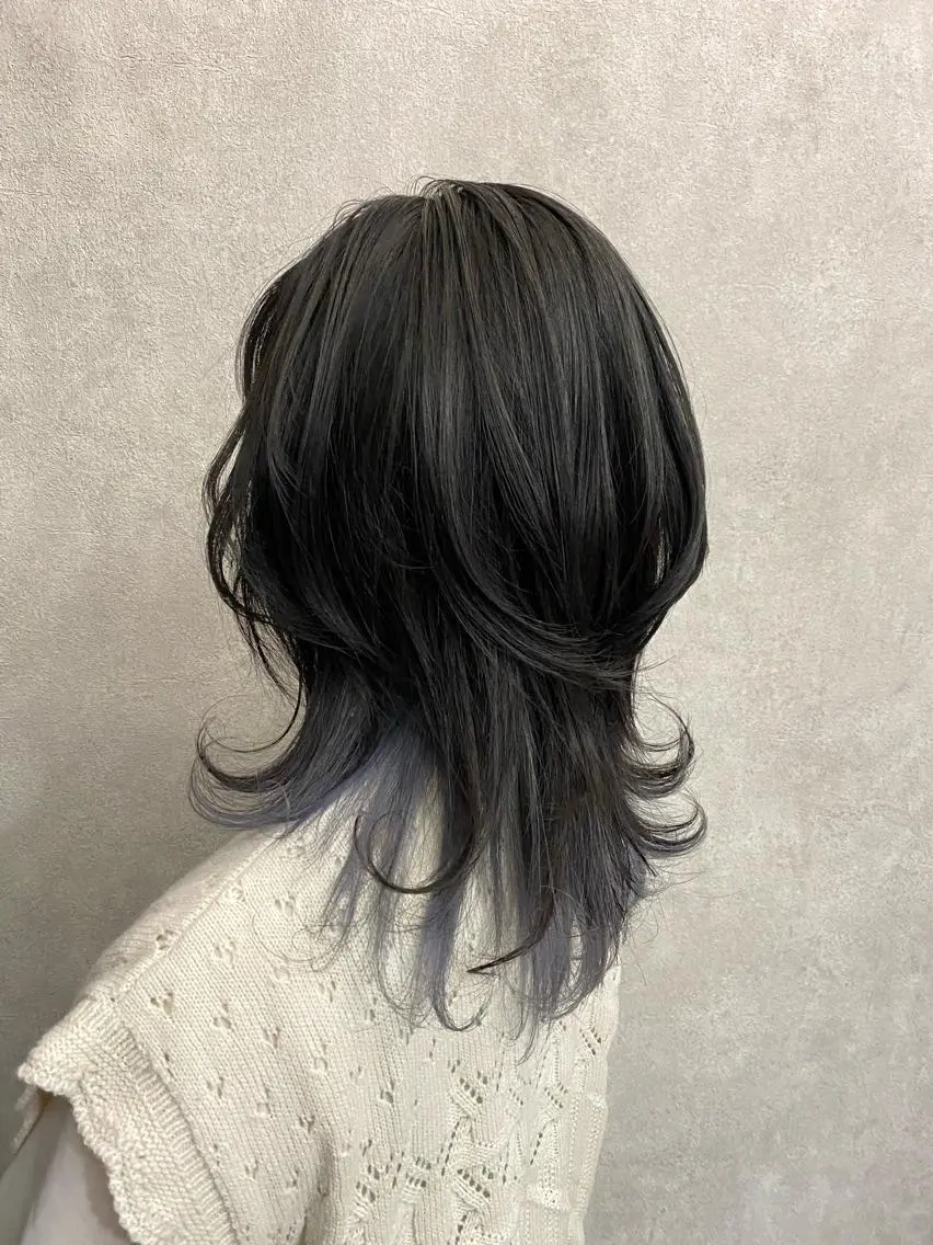 ミディアム カラー ブリーチ ブルーカラー インナーカラー シルバー 伊藤 早人のヘアスタイル