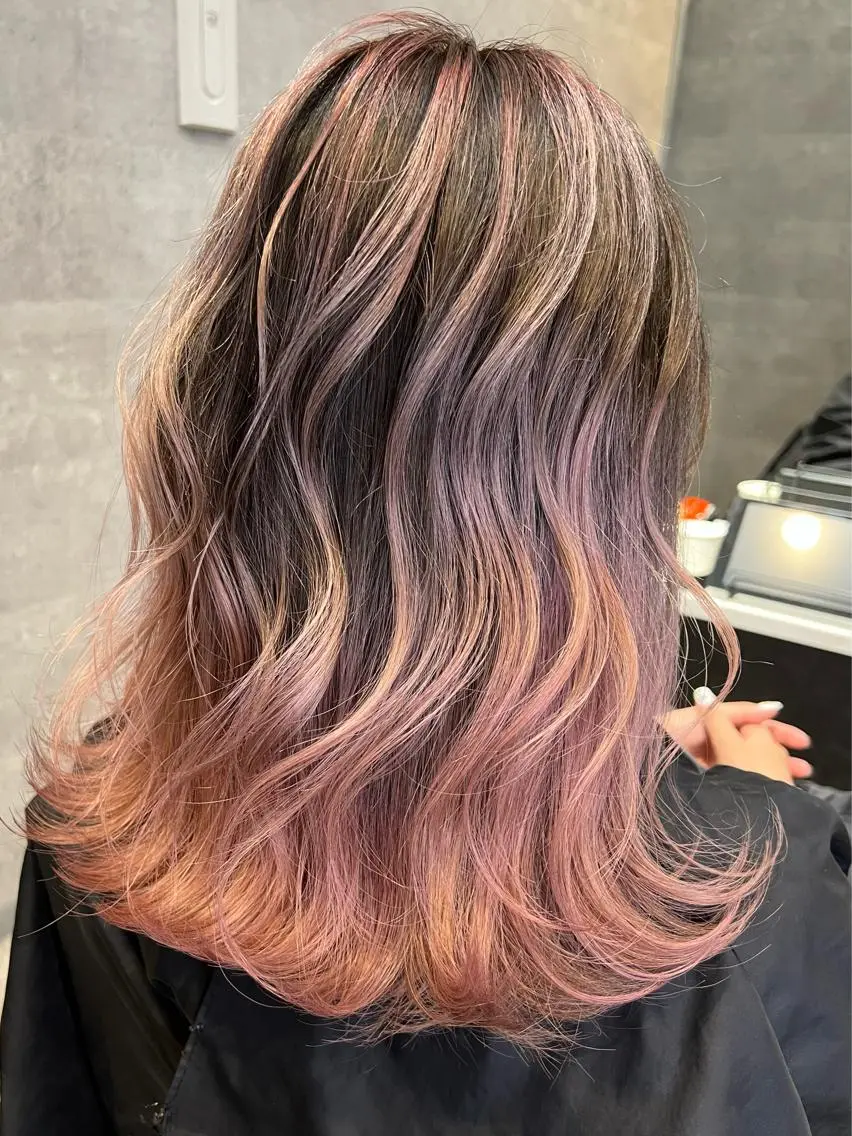 ロング カラー ヘアアレンジ ベージュカラー ブリーチ ダブルカラー ミルクティーベージュ ヨシンモリ hiiko顔まわり カットのヘアスタイル