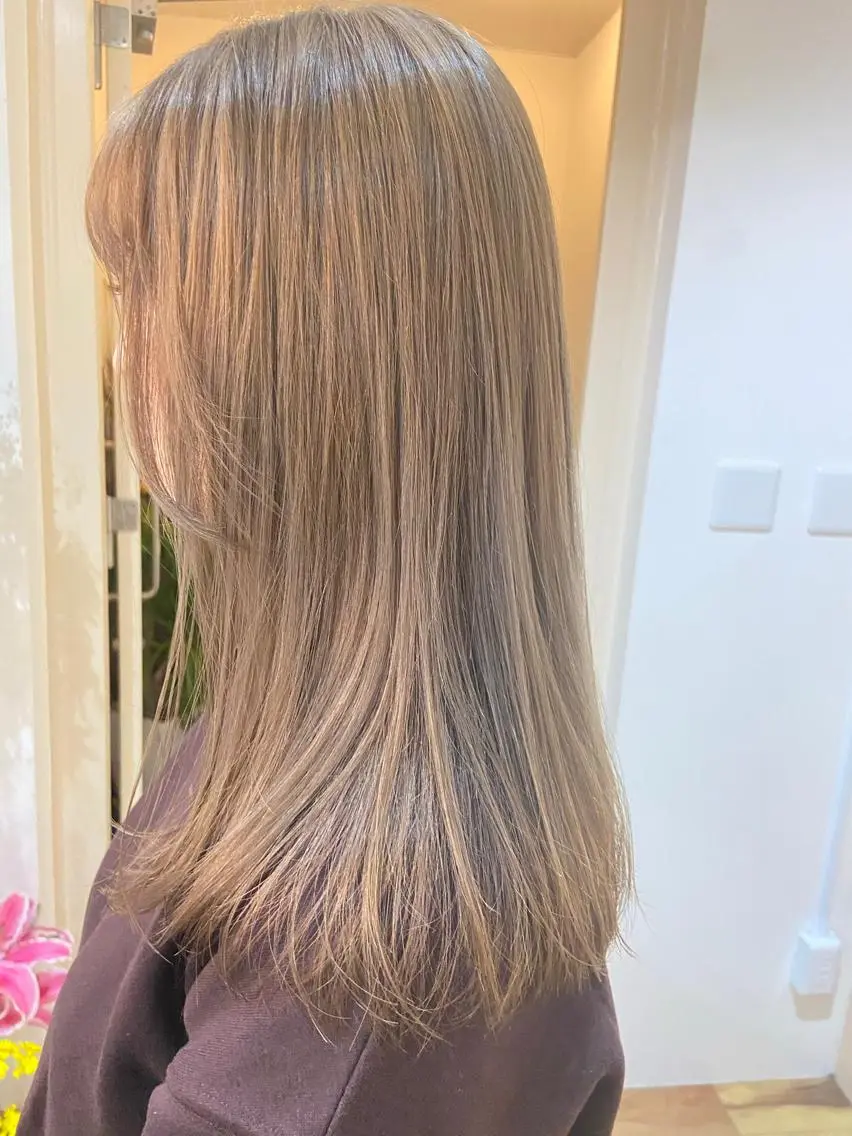 ロング カラー ベージュカラー レイヤーカット SALTWATER AYARIのヘアスタイル