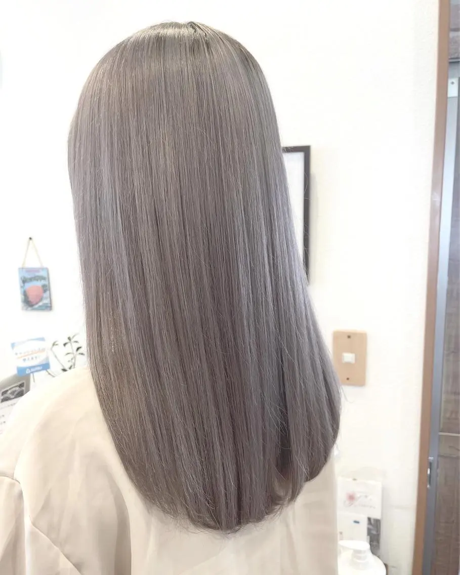 ロング カラー ブリーチ シルバー ホワイトシルバー トレンドパーマ 加藤菜月のヘアスタイル