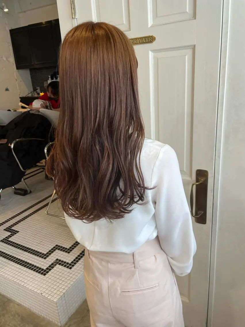 セミロング カラー カット ヘアカラー トリートメント MIOベージュカラー 柔らかいカラーのヘアスタイル
