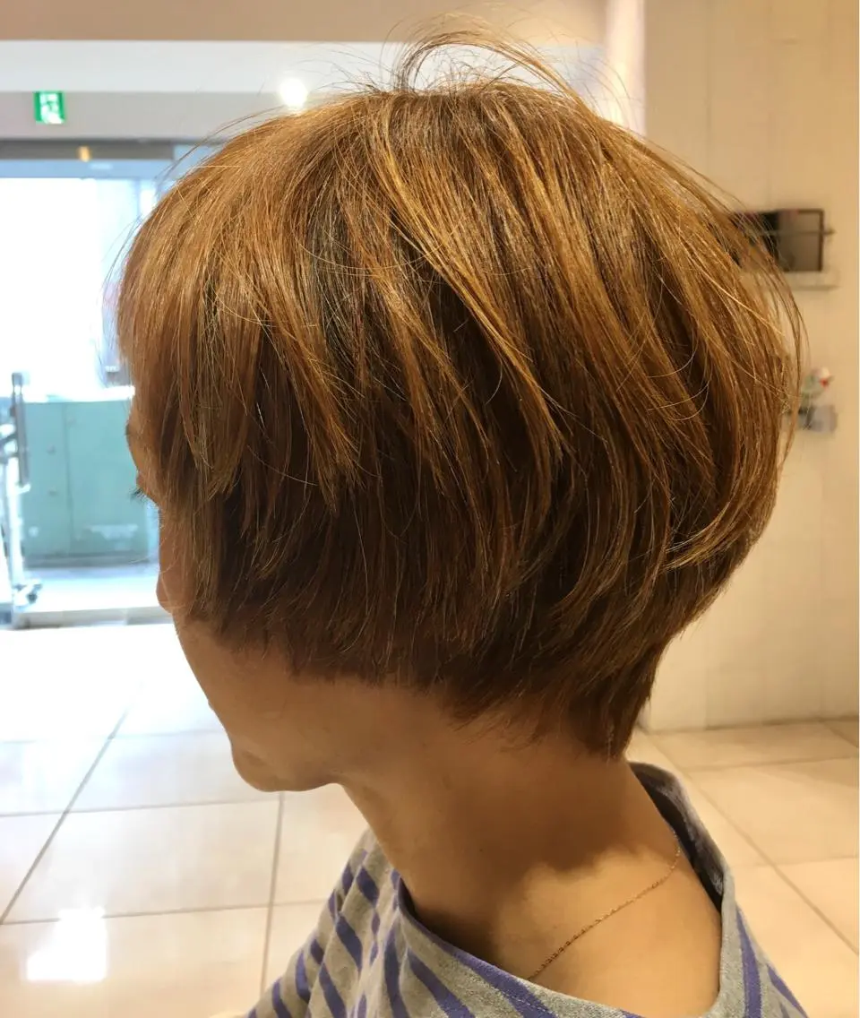 ショート カラー ショートヘア ハイライトカラー レイヤーカットのヘアスタイル