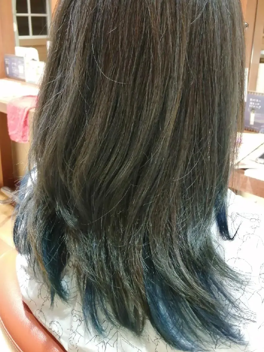 セミロング カラー ブルーカラー インナーカラー 足立 悠輔のヘアスタイル