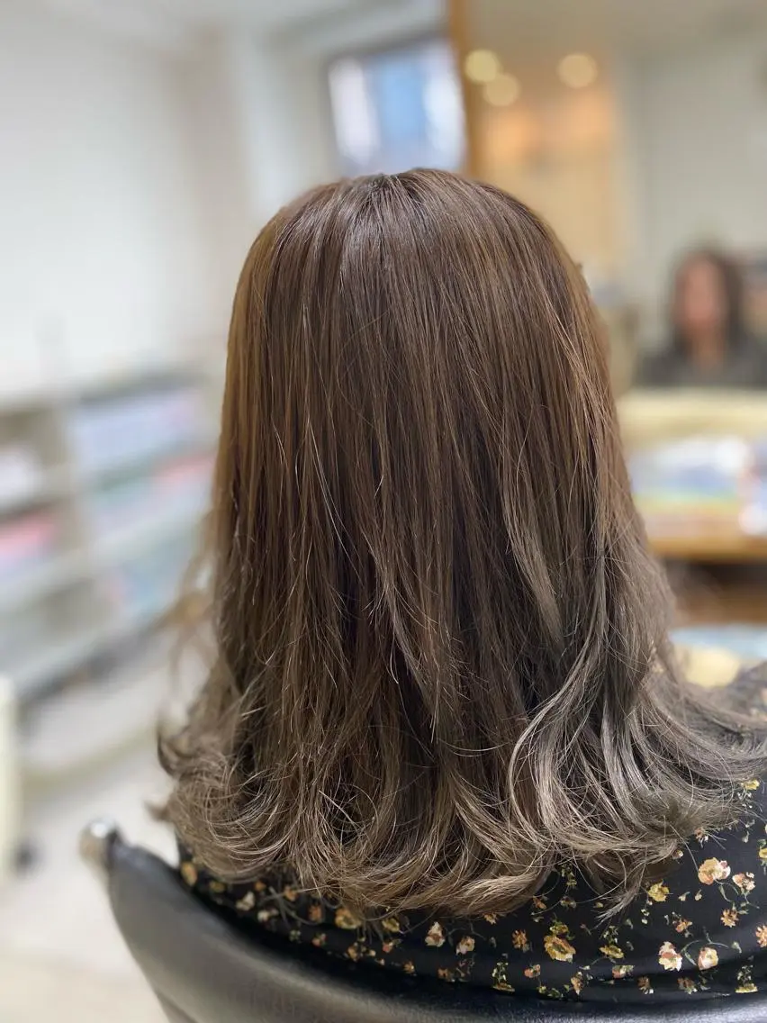 ロング カラー ブリーチ グレージュ ミルクティーグレージュ ヘアカラー 長谷川 誠志のヘアスタイル