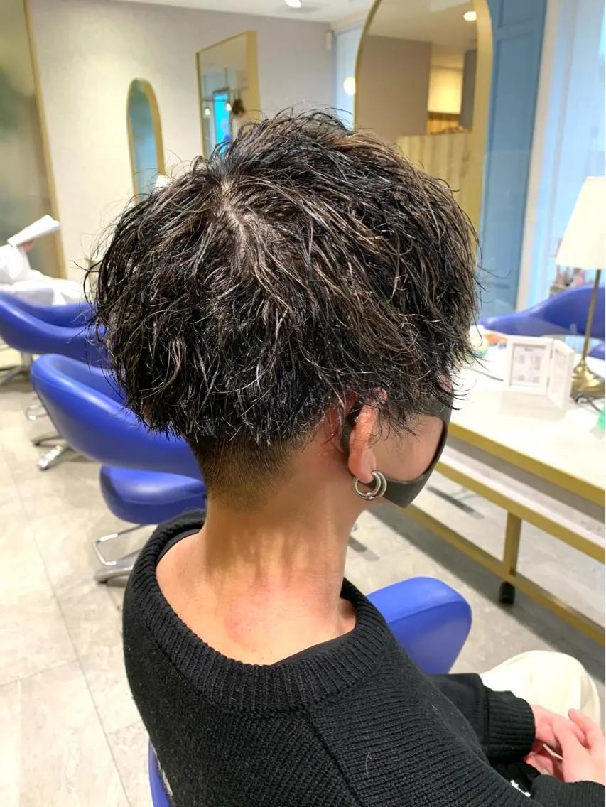 ショート カラー パーマ ヘアアレンジ メンズ メンズハイライト メンズメッシュ メンズパーマ メンズツイストパーマ ツイストスパイラルパーマ メンズパーマ職人 加藤 弘貴のヘアスタイル