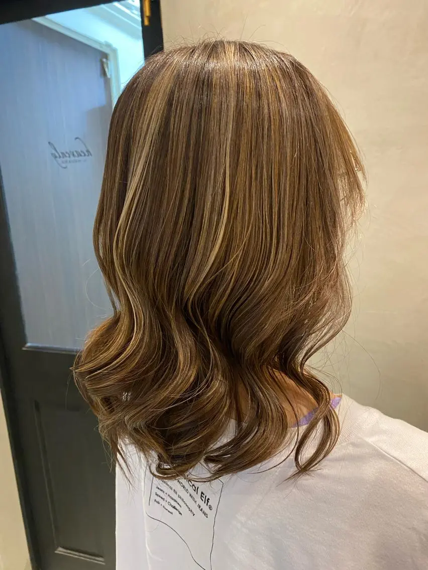 セミロング ハイライト カット ヘアカラー トリートメント 新宿/顔周りカット +レイヤー=しずく♩のヘアスタイル