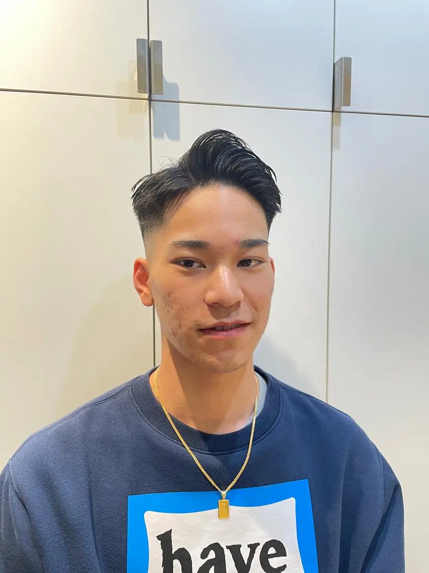 ショート ヘアアレンジ メンズ フェードカット 七三 カット トリートメント ヘッドスパ ヘアセット 艶髪✨寒色カラー✨ 翁長孝輔のヘアスタイル