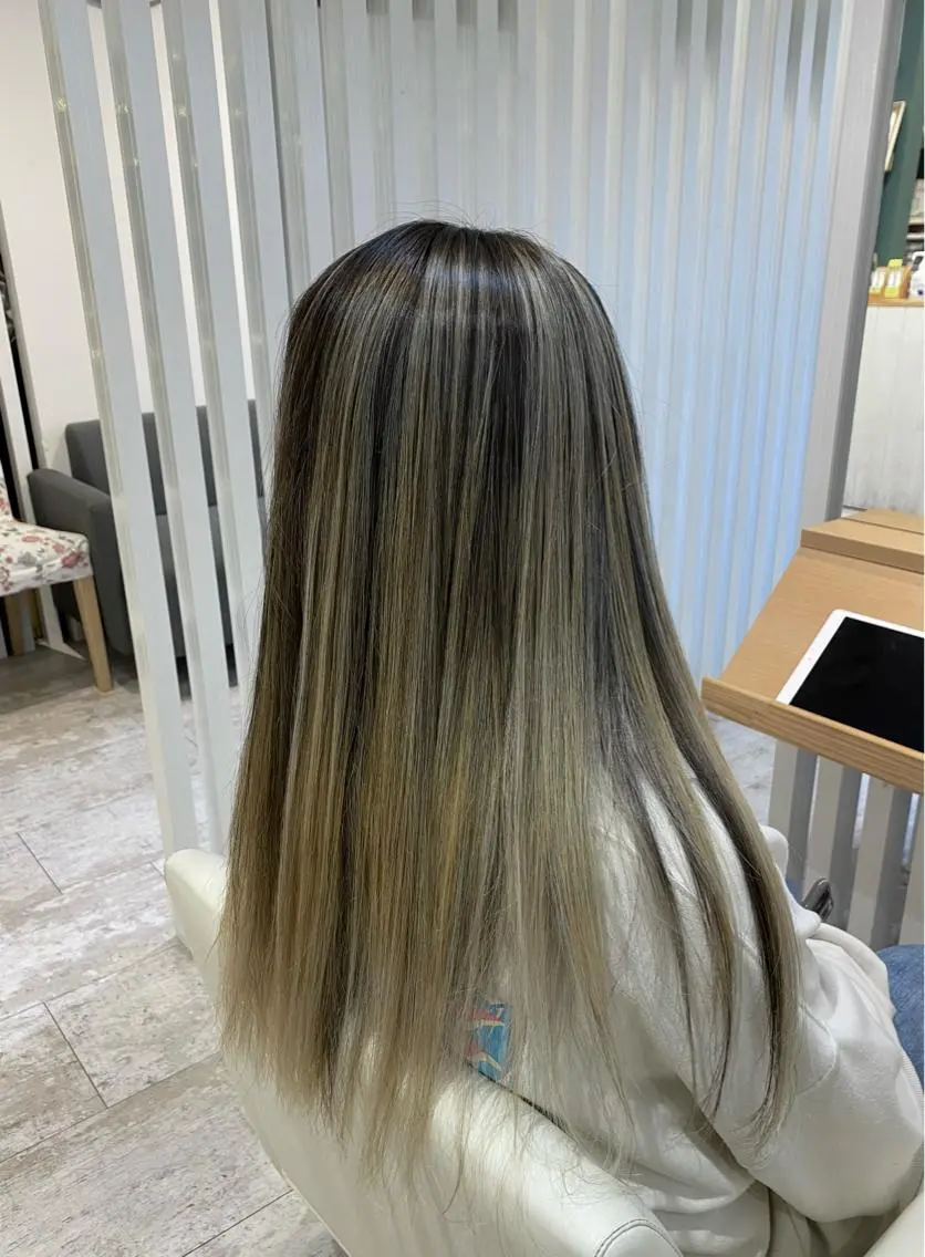 ロング カラー ブリーチ ケアブリーチ 透明感カラー ダブルカラー イヤリングカラー 酸性ストレート/ブリ ーチなしWカラー河本のヘアスタイル