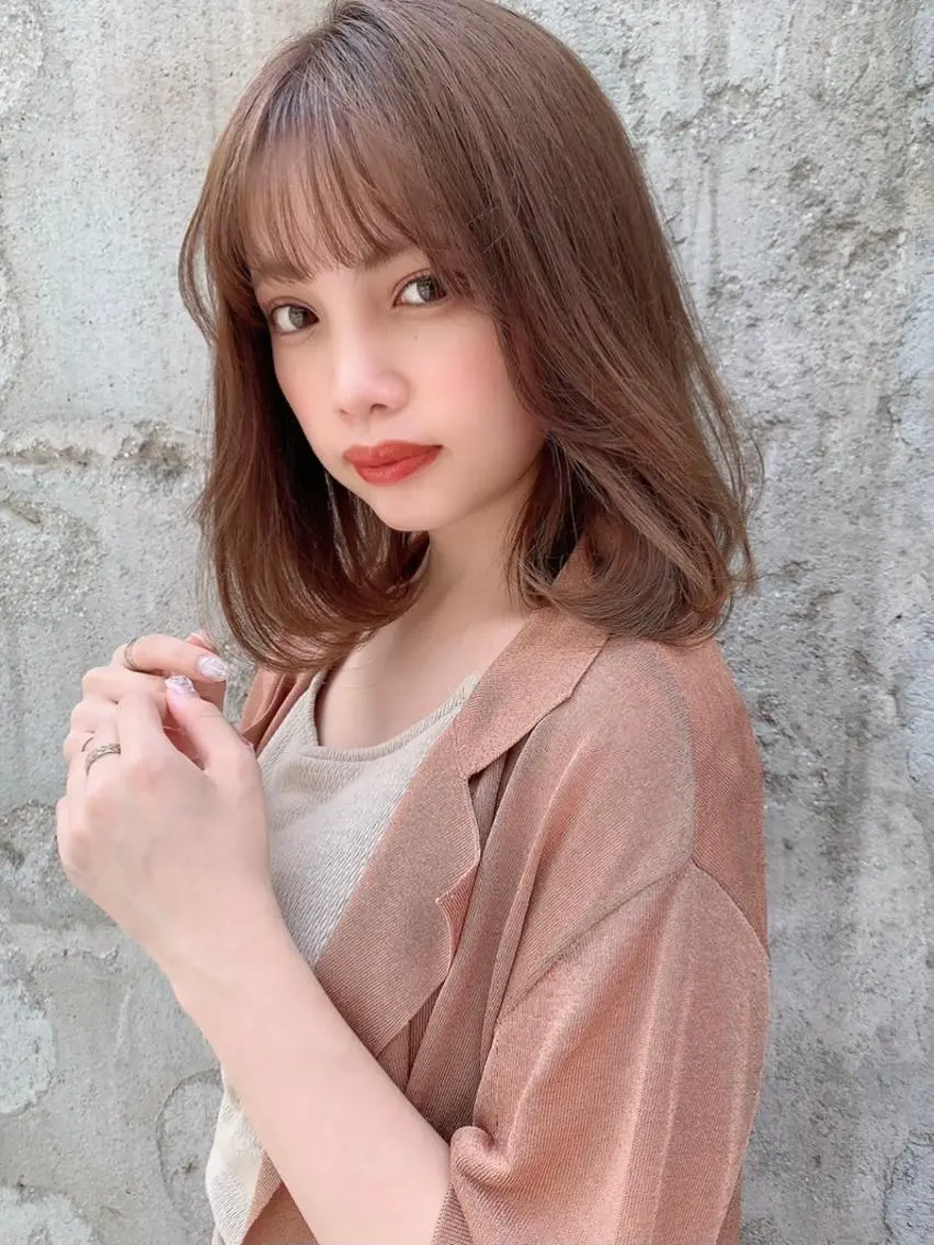 ミディアム カラー イヤリングカラー グレージュ インナーカラー くびれヘア 髪質改善 カット ヘアカラー トリートメント 透明感/オリーブ/ グレージュ/YUKAのヘアスタイル
