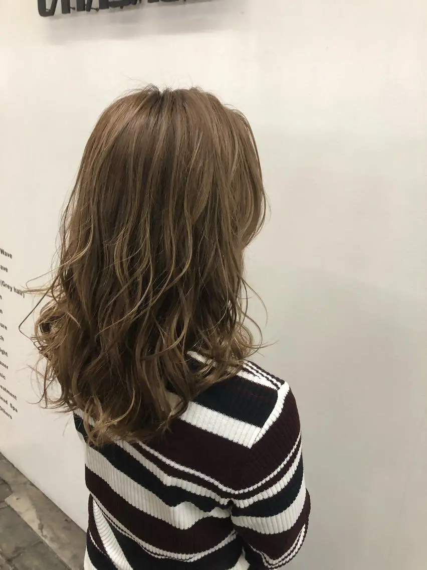 セミロング カラー ブリーチ グレージュ ピンクカラー 東條 克義のヘアスタイル