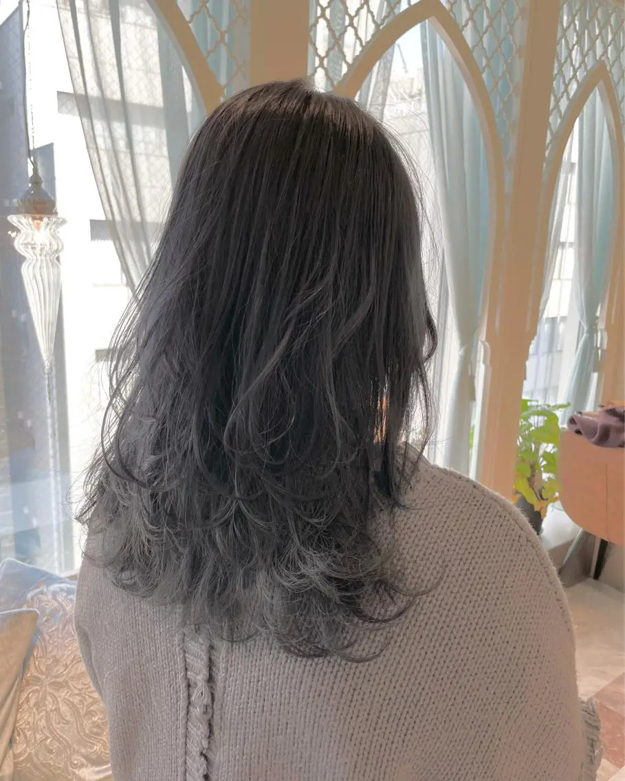 カラー ベージュカラー 黒髪 ブリーチ ブルーカラー ブルーブラック ヘアカラー 木屋元一/縮毛矯正 /前髪/レイヤーのヘアスタイル