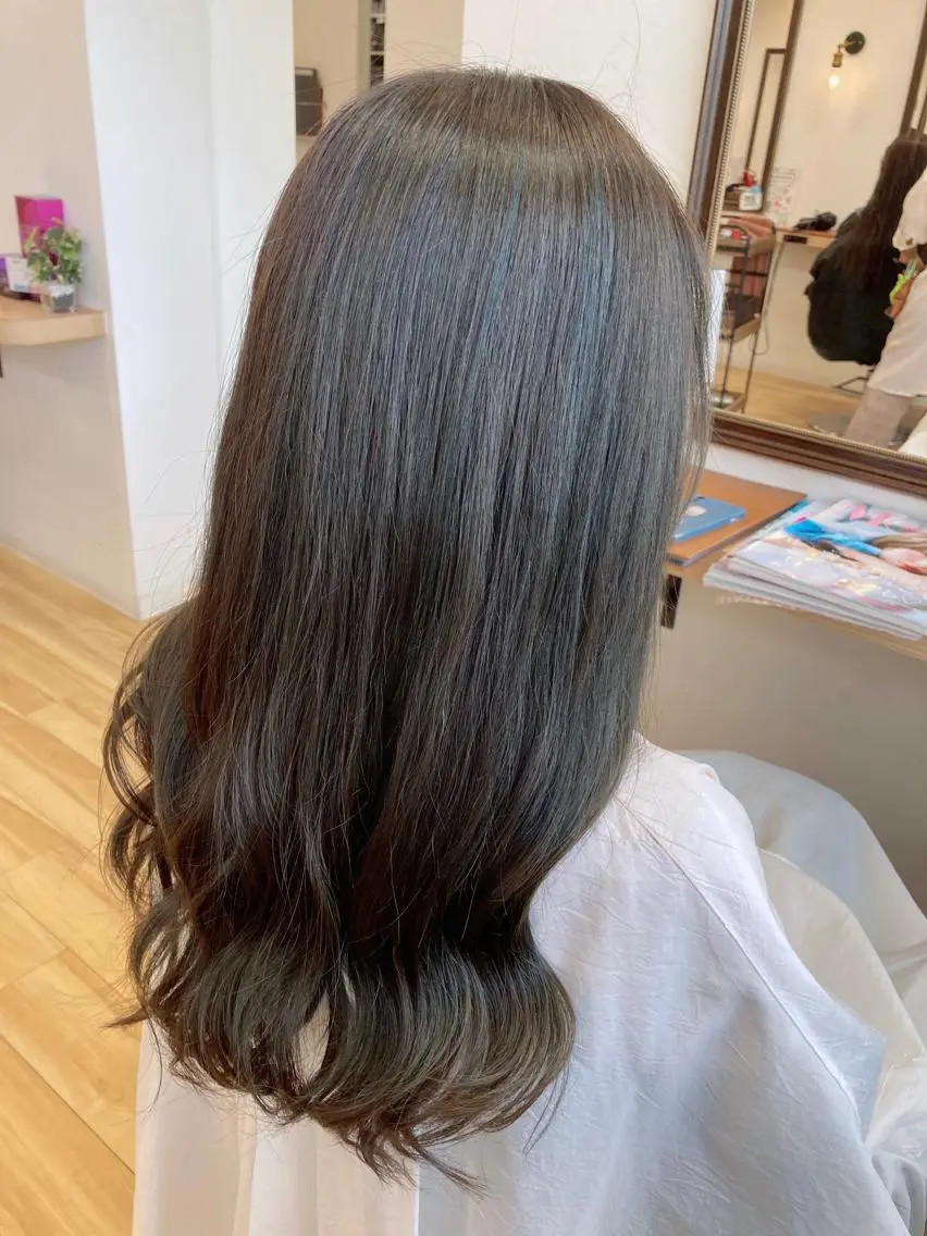 ロング カラー アッシュ ブリーチ 透明感カラー ハイライトカラー ハイライト カット ヘアカラー トリートメント 大野 まゆのヘアスタイル