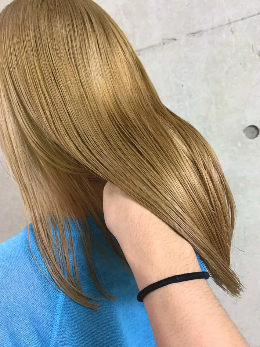 セミロング カラー ブロンド ハイトーンカラー ヘアカラー トリートメント 西岡 優太のヘアスタイル
