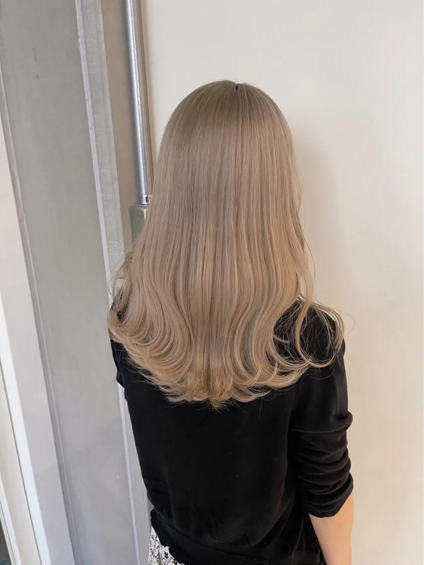 ロング カラー ヘアアレンジ ブリーチ グレージュ ミルクティーグレージュ 【公式】amble luxe池袋東口🩷のヘアスタイル