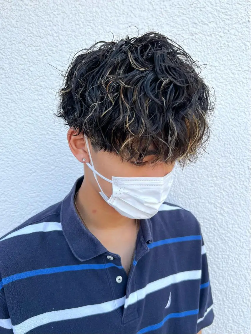 ショート カラー パーマ ヘアアレンジ メンズ メンズハイライト メンズメッシュ メンズパーマ プードルパーマ メンズツイストパーマ メンズパーマ職人 加藤 弘貴のヘアスタイル