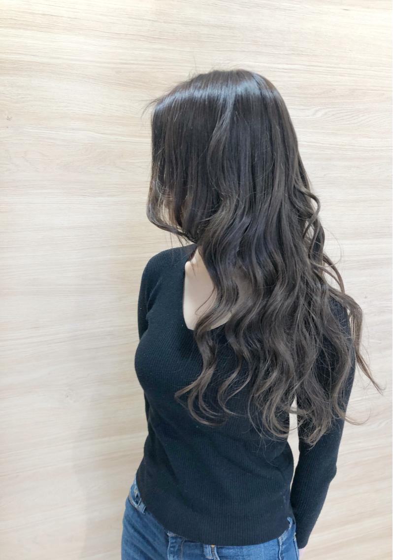ロング カラー イルミナカラー 青池 康宏のヘアスタイル