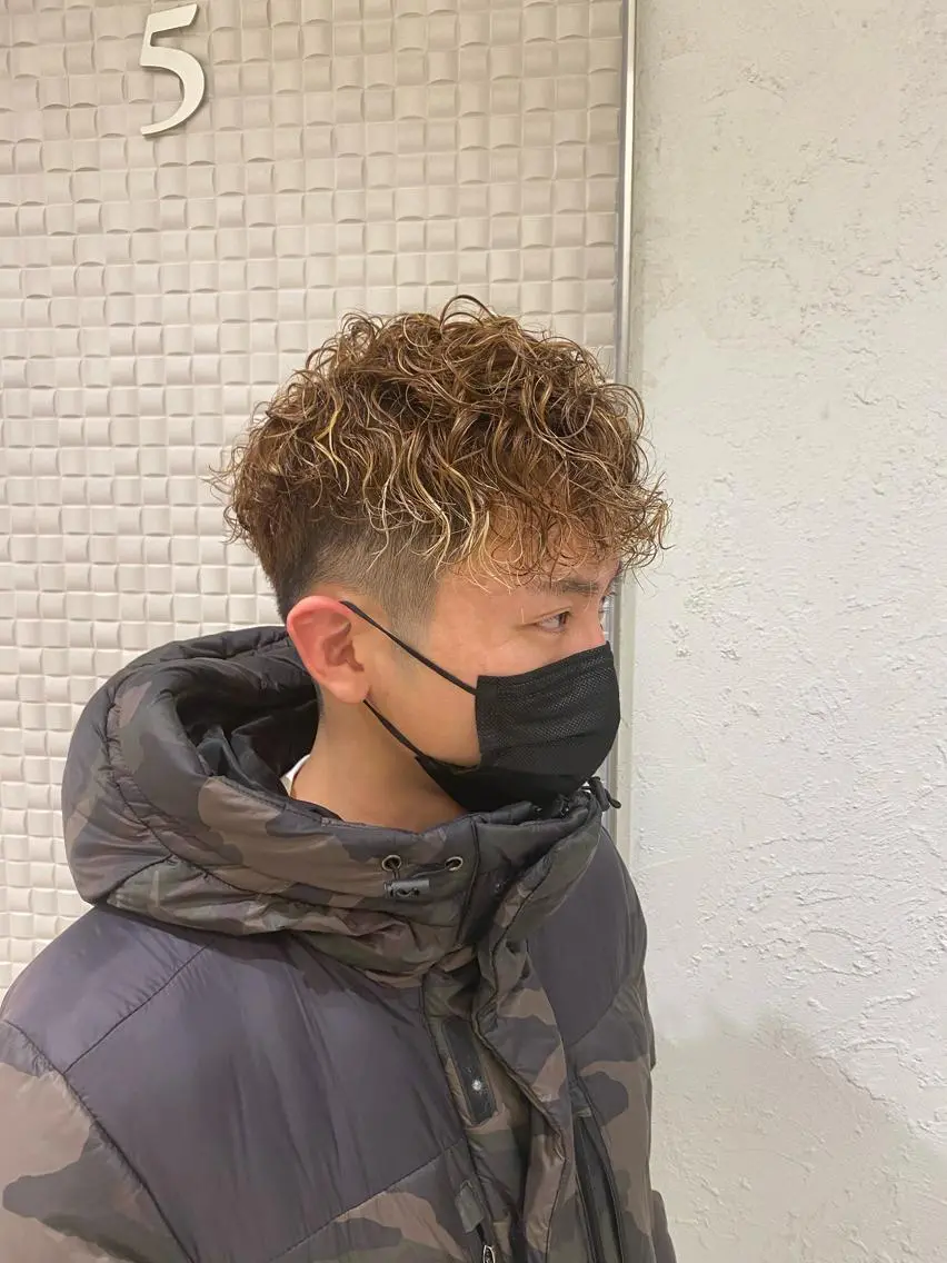 ショート カラー パーマ ヘアアレンジ メンズ キッズ メンズブリーチ センターパート フェードカット マッシュウルフ マッシュ 新宿メンズパーマ ヨモギダのヘアスタイル