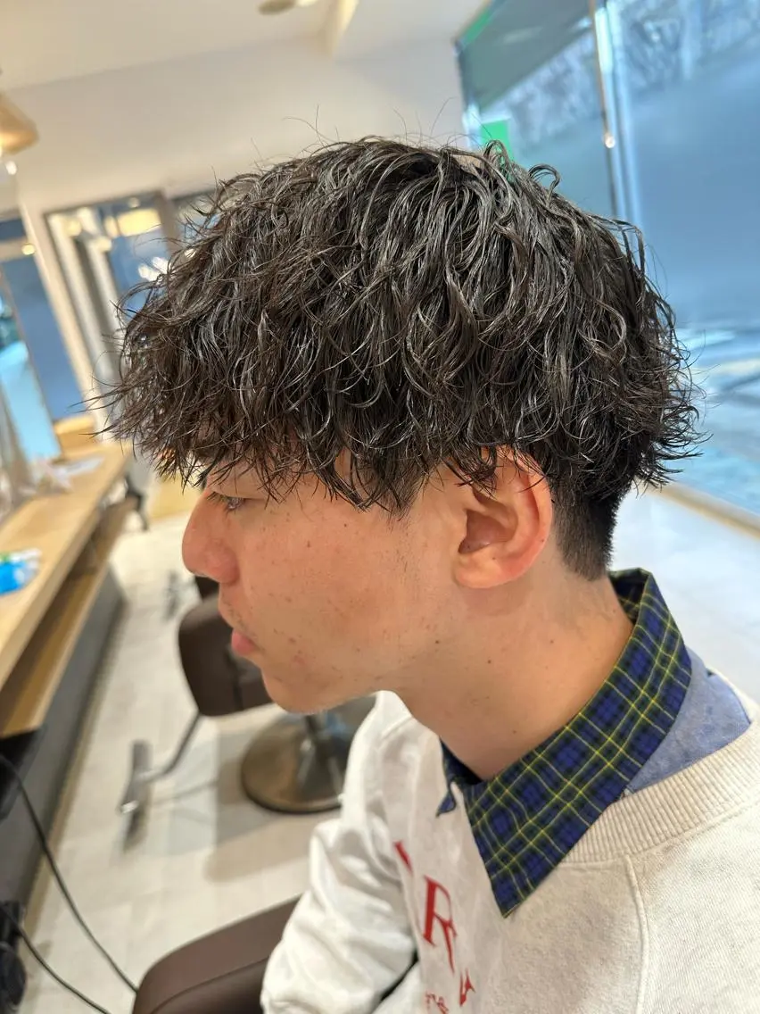 ミディアム パーマ メンズ ミディアムパーマ フェードカット メンズパーマ ツイストスパイラルパーマ 波巻きパーマ 💈メンズ特化 美容師サキ💈のヘアスタイル