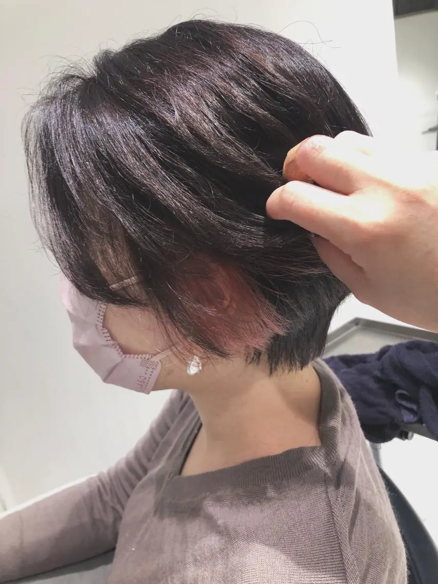 ショート カラー イヤリングカラー ショートヘア mai🐷髪質改善 🖤透ける暗髪🖤のヘアスタイル