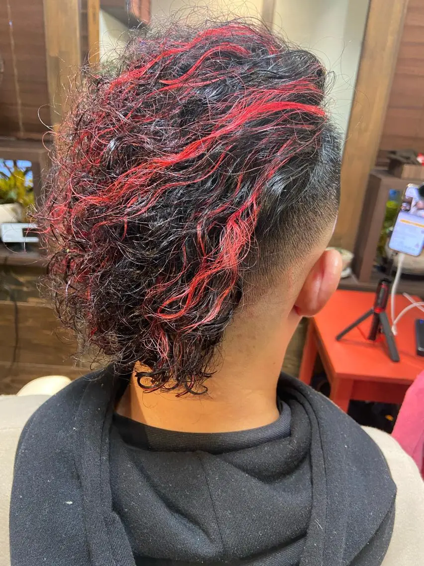 ミディアム カラー パーマ ミディアムパーマ ハイライトカラー レッドカラー ハイライト スパイラルパーマ 勝崎 優志のヘアスタイル