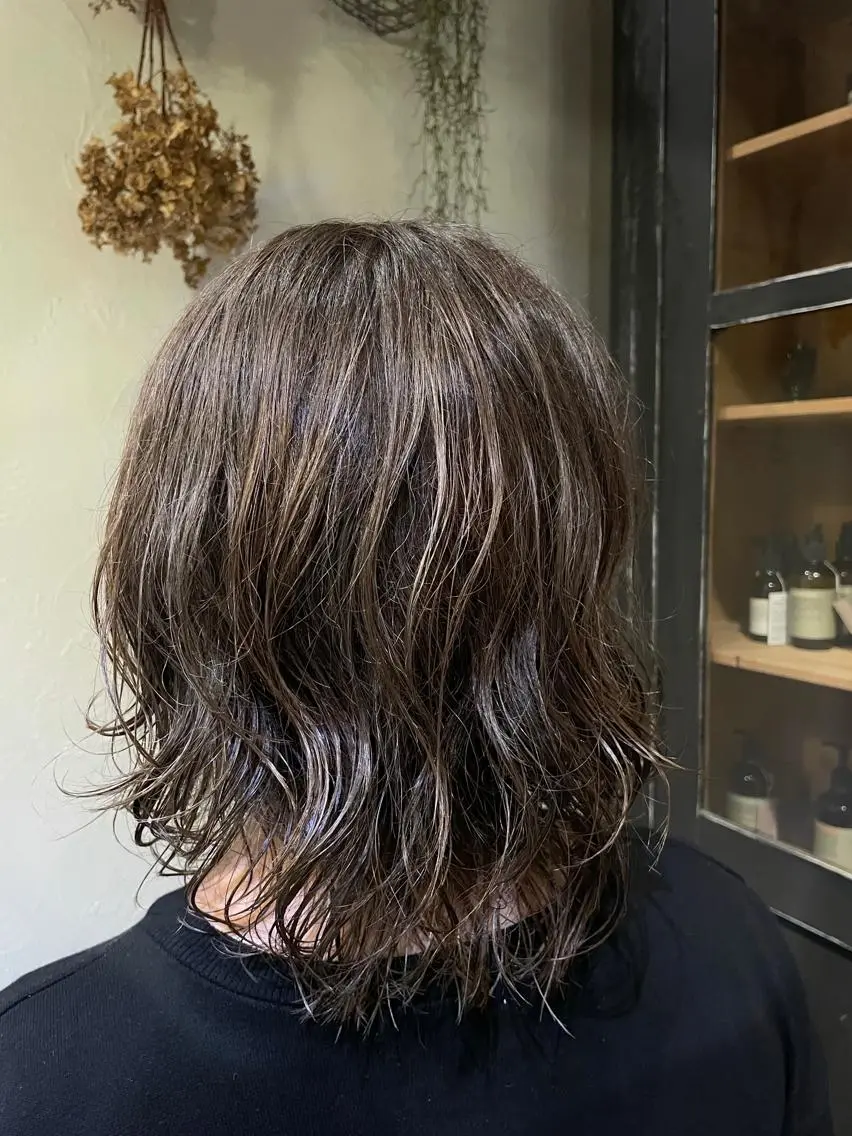 ミディアム カラー アッシュ アッシュグレー ハイライトカラー ハイライト 豊崎 左知のヘアスタイル