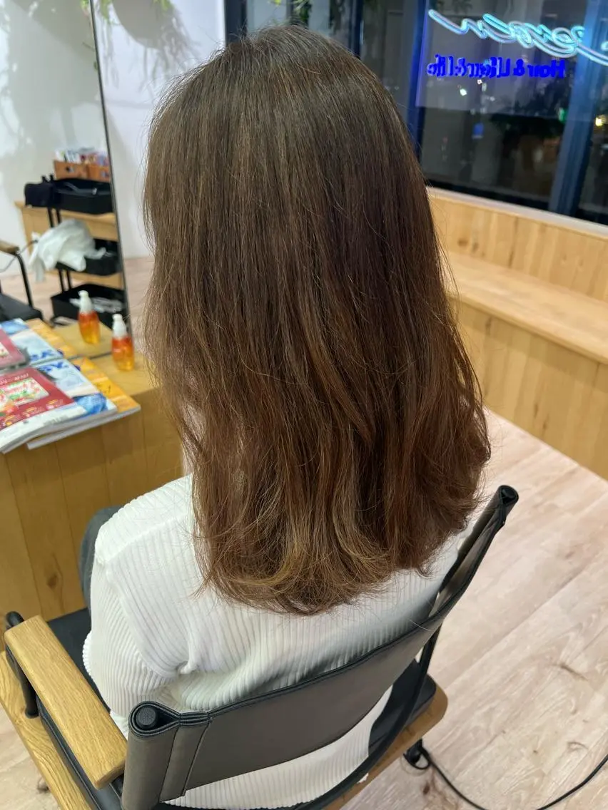 ロング レイヤーカット ロング 艶ベージュ/オリーブ カラー🫒airiのヘアスタイル