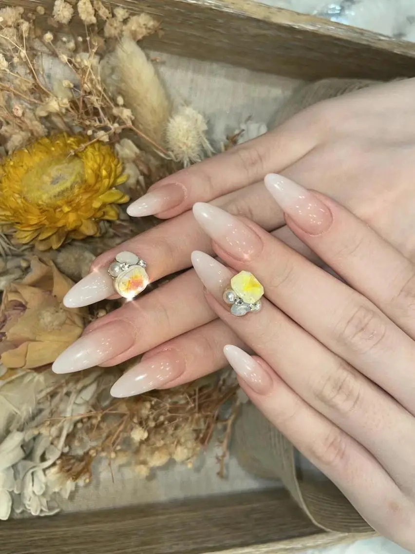 ネイル オーロラネイル ゴージャス グラデーション ホワイト babarla Nailのネイルデザイン