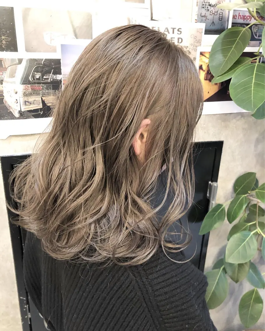 ミディアム カラー 顔周りレイヤーカット ブリーチminamiのヘアスタイル